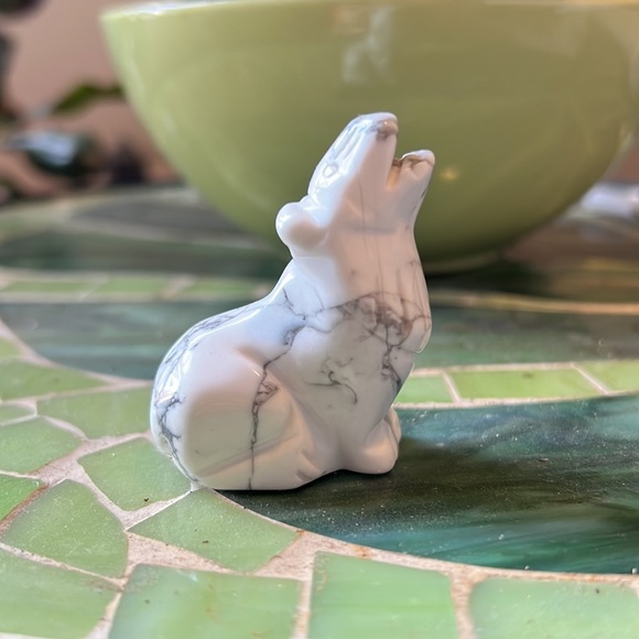 Howlite Wolf Healing Crystal - Picture 4 of 6